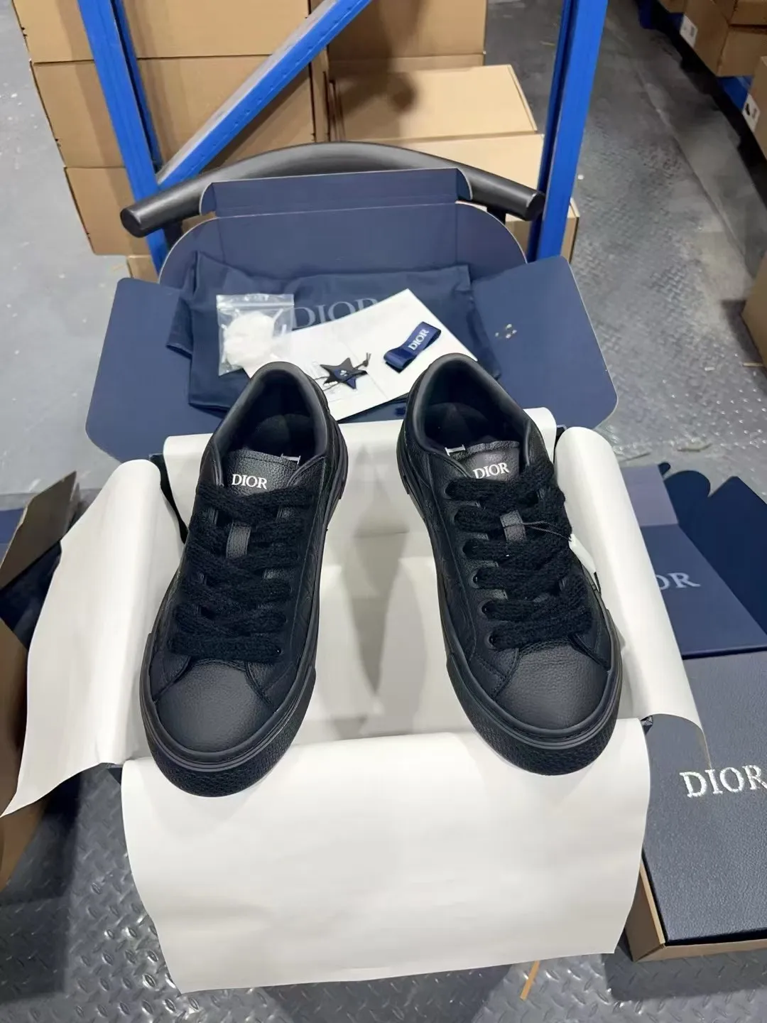 👟👟Ex-factory price 560👟👟 𝐃𝐢𝐨𝐫 𝐱 𝐒𝐭𝐨𝐧𝐞 𝐈𝐬𝐥𝐚𝐧𝐝 𝐁𝟯𝟯 Dior co-branded Stone Island new casual sports shoes Skateboard shoes 111111111 This B33 sneaker comes from the DIOR AND STONE ISLAND limited series. It is a new interpretation of the classic tennis shoe. The fashionable silhouette highlights the heavy texture. The black-dyed cotton has a delicate wash and soft texture, and is finished with the classic Oblique print on the sides, paying homage to the exceptional craftsmanship of the exclusive collaboration. The tongue is embossed with the Dior signature, while cannage panels on the front, DIOR AND STONE ISLAND signature on the back and insole. The rubber outsole features the Dior Oblique pattern, while a contrasting Dior 30 Avenue Montaigne signature on the rear adds style. It can add a modern touch to various casual looks, and can also be matched with other DIOR AND STONE ISLAND items. Exquisite packaging at the delivery counter🛍📦 Customized cowhide material, sheepskin lining, original molded outsole Size: 35-45